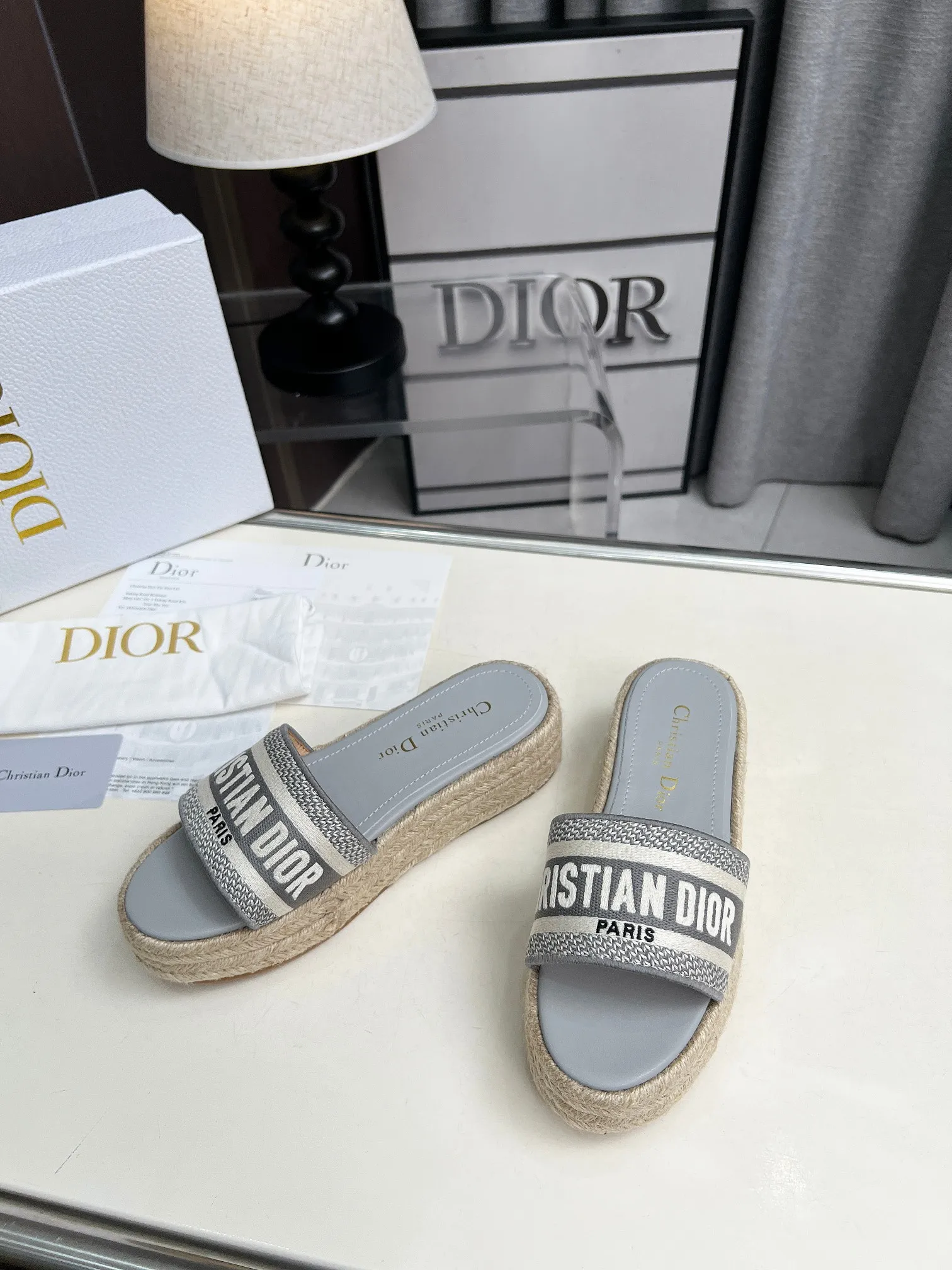 💕💕Factory direct selling price p420💕💕 Dior Dior spring and summer new IVIETA DWAY jelly color flat-bottomed one-slip women's shoes with color matching CD letter logo three-dimensional embroidery thick-soled round toe open-toe slippers. The original version is developed to be the top version on the market. It feels soft and delicate on the feet and is extremely comfortable. Material: Upper imported raffia electric embroidery high-temperature water-soluble cotton technical fabric + water-dyed cowhide foot lining + original consistent combination outsole Outsole: original outsole Size: 35-42 (40.41.42 custom-made, non-refundable and non-exchangeable)